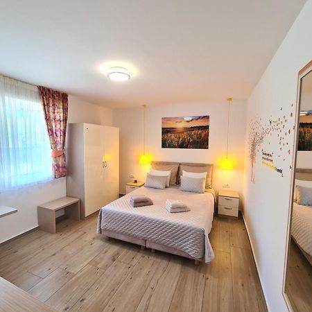 Coloured Rooms Split Luaran gambar